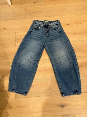Women’s sneak peek size 28 waist barrell jeans never worn no tag
